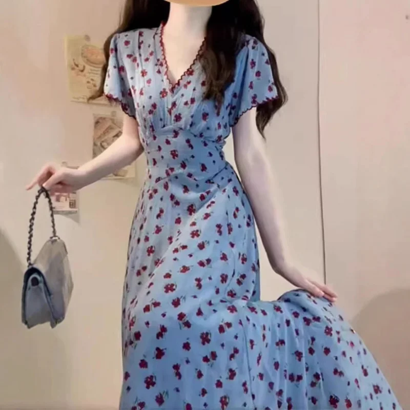 This year's popular trend is blue floral printVCollared dress for women, new summer style, petite, pure and waist-cinchingALong
This year's popular trend is blue floral printVCollared dress for women, new summer style, petite, pure and waist-cinchingALong