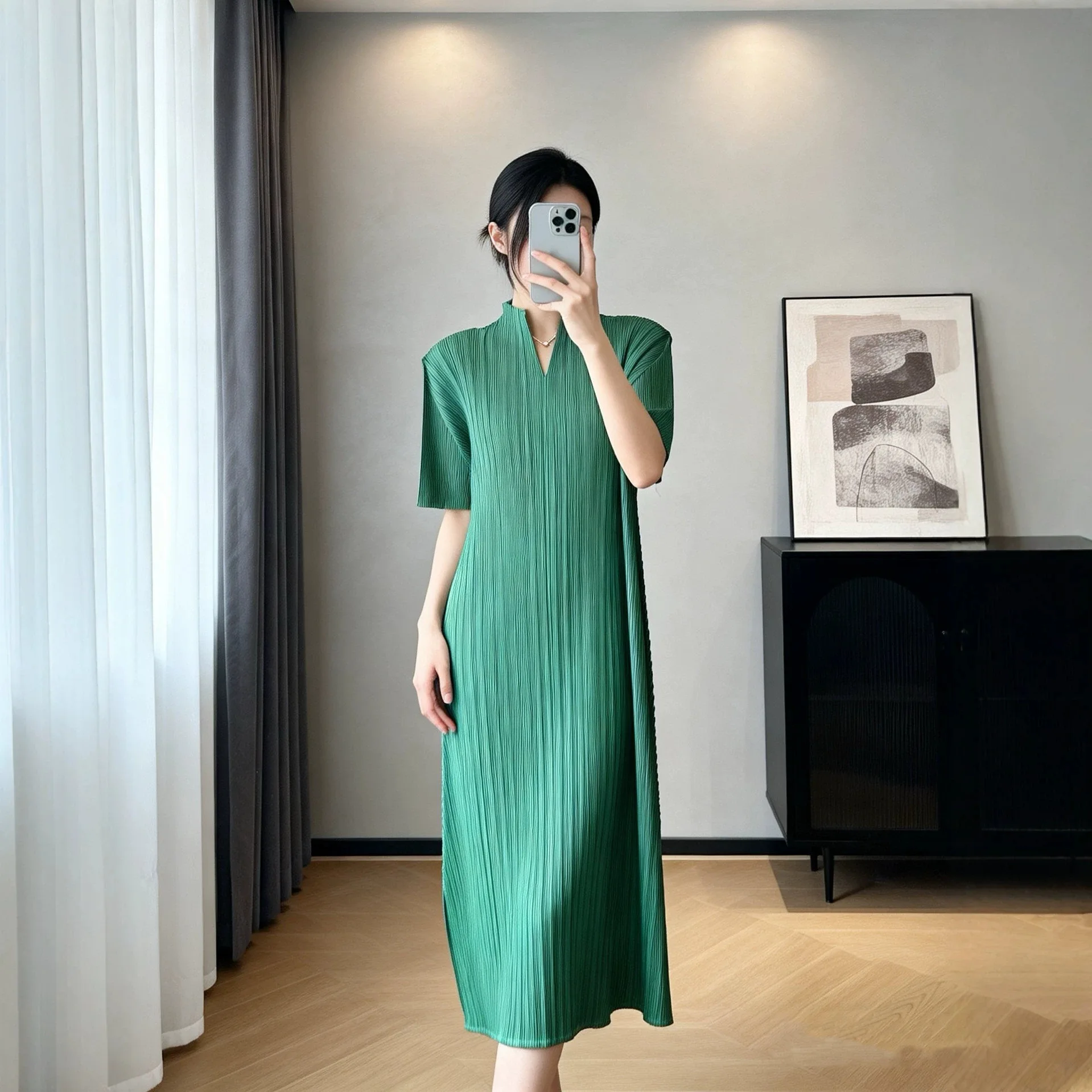 Miyake Pleated Women's Casual Dress 2026 New Japanese Design Simple Solid Color V-neck Short-sleeved Loose Elegant Pleated Skirt
Miyake Pleated Women's Casual Dress 2026 New Japanese Design Simple Solid Color V-neck Short-sleeved Loose Elegant Pleated Skirt