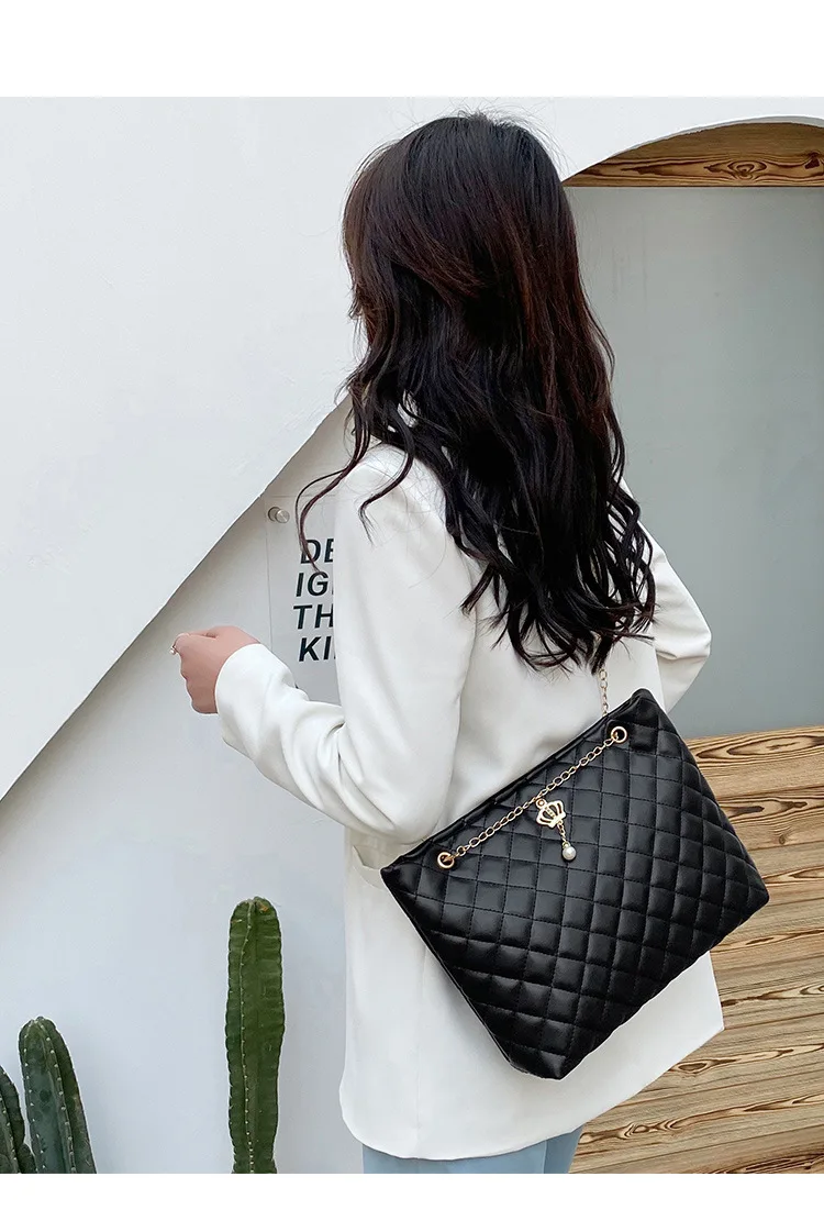 Fashionable versatile diamond embroidery line Korean crown chain simple single shoulder crossbody bag
Fashionable versatile diamond embroidery line Korean crown chain simple single shoulder crossbody bag