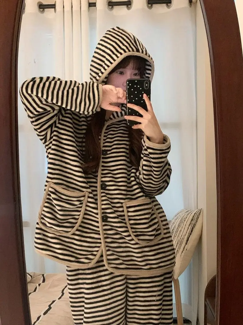 Autumn Winter New plus Size Women's Sleepwear Set Coral Fleece Flannel Thickened Warm Home Clothes Outwear Hooded Striped
Autumn Winter New plus Size Women's Sleepwear Set Coral Fleece Flannel Thickened Warm Home Clothes Outwear Hooded Striped