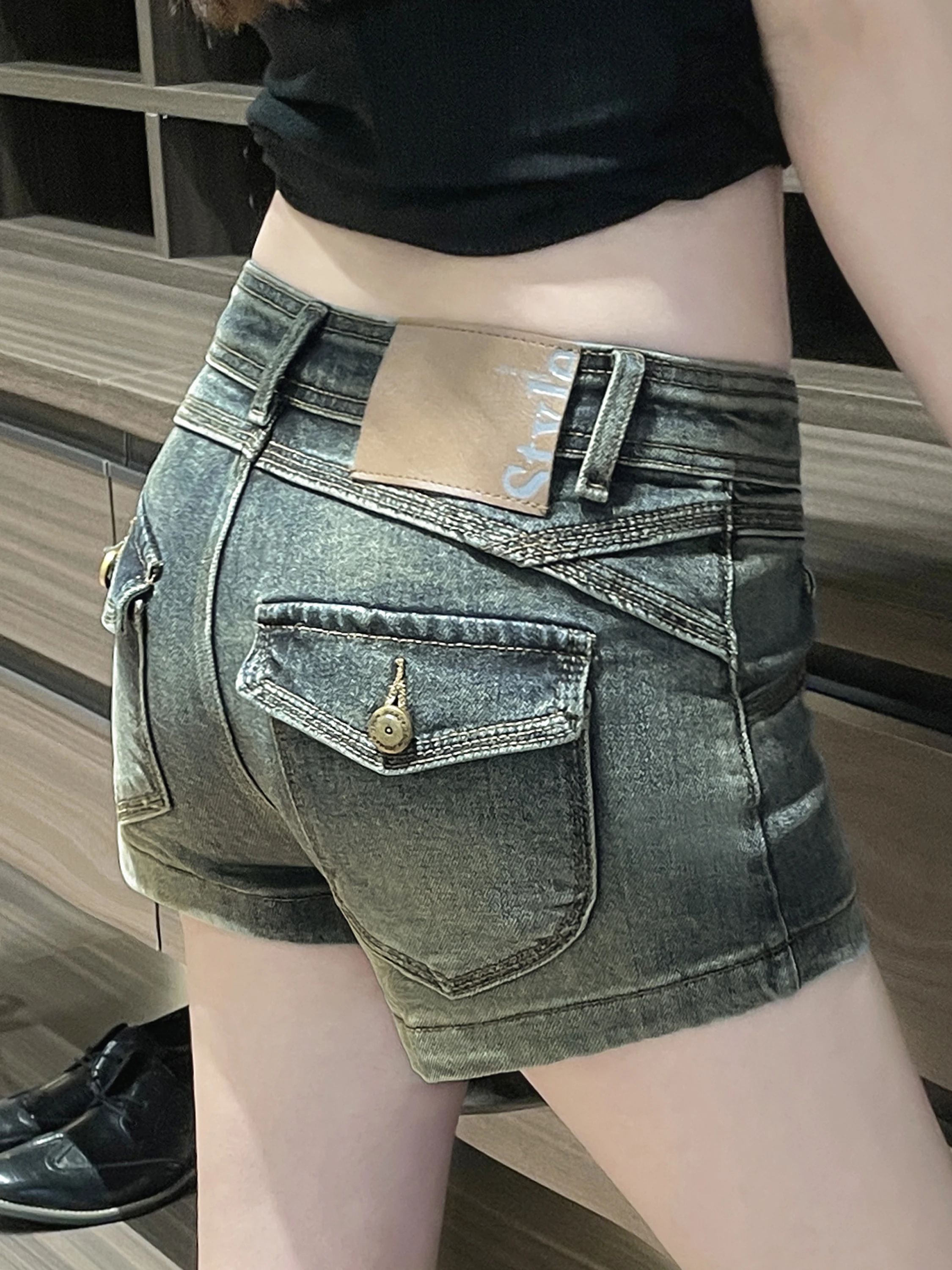 Retro Blue Washed Denim Shorts Women's Summer New Slimming Hot Pants High Waist Zipper Closure Standard Fit Cotton Blend
Retro Blue Washed Denim Shorts Women's Summer New Slimming Hot Pants High Waist Zipper Closure Standard Fit Cotton Blend
