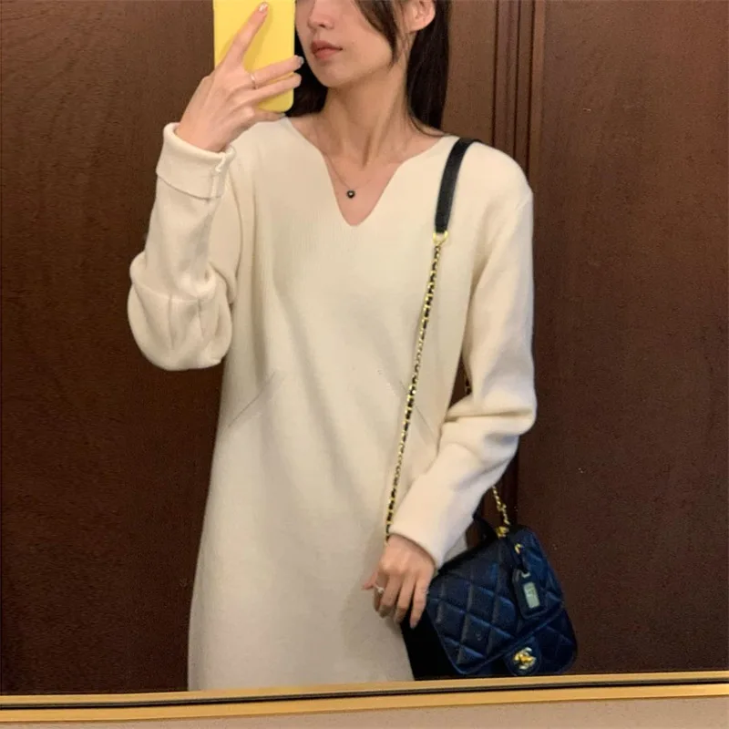 2024 Autumn Winter New French Style Temperament Long V-neck Knitted Dress Women Loose Thin Bottom Sweater Dress Elegant LJ681
2024 Autumn Winter New French Style Temperament Long V-neck Knitted Dress Women Loose Thin Bottom Sweater Dress Elegant LJ681