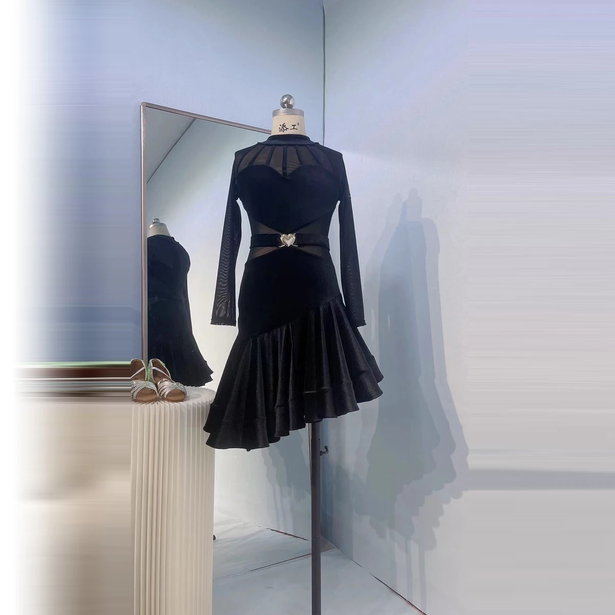 Latin dance dress custom velvet long sleeved sexy fishtail dress Latin dance dress Tango Chacha professional performance dress
Latin dance dress custom velvet long sleeved sexy fishtail dress Latin dance dress Tango Chacha professional performance dress
