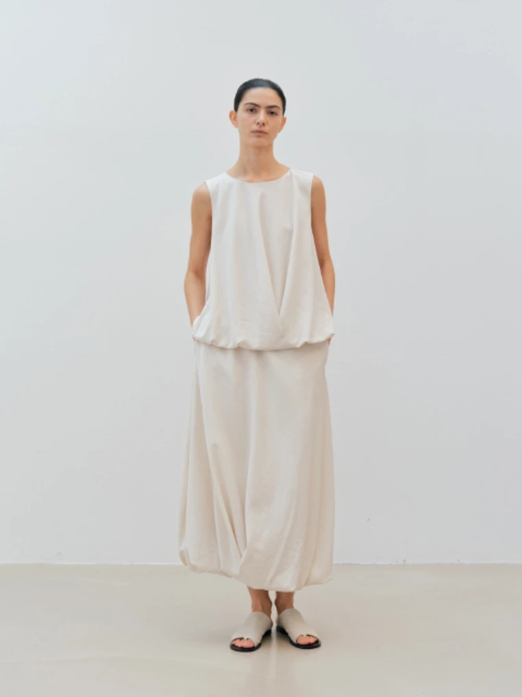 Summer 2025 Korean Sle Loose Slimming Drapey Gathered Svel Top Vest Flower Bud Skirt Set Women's Faion Ensemble
Summer 2025 Korean Sle Loose Slimming Drapey Gathered Svel Top Vest Flower Bud Skirt Set Women's Faion Ensemble