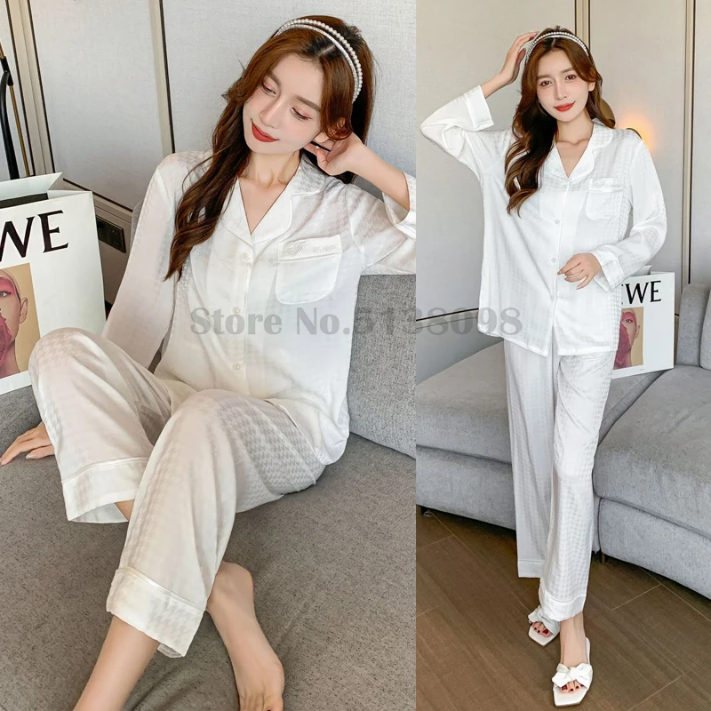 Women's Pajamas Set Ice Silk Plaid Printed Sleepwear Long-Sleeved Trousers Two-Piece Loungewear Loose Casual Home Clothes
Women's Pajamas Set Ice Silk Plaid Printed Sleepwear Long-Sleeved Trousers Two-Piece Loungewear Loose Casual Home Clothes