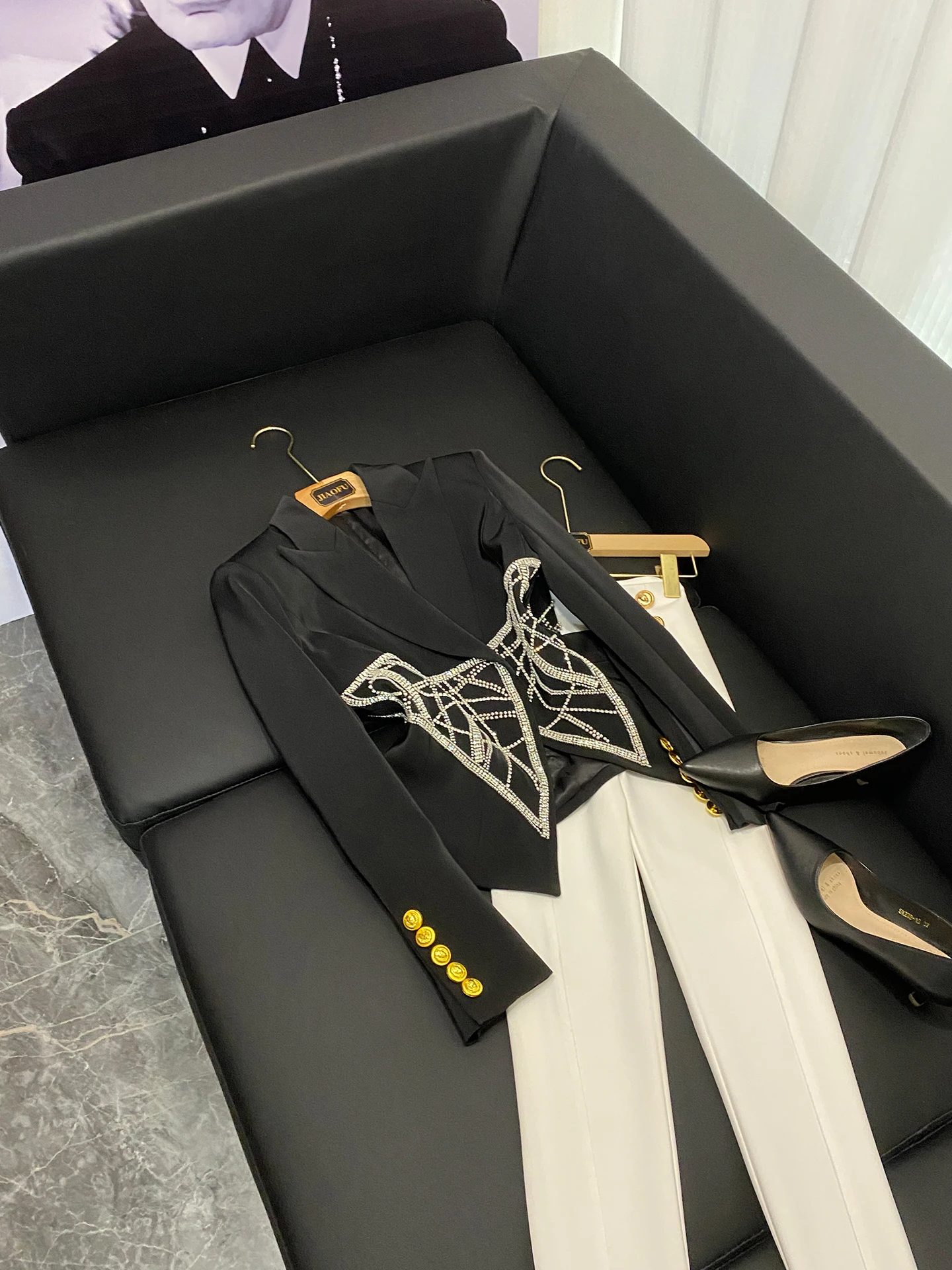 Faionable Heavy Embellied Diamond Slimming Women's Suit Jaet High Waist Design Commute Sle Long Sve Button Detail
Faionable Heavy Embellied Diamond Slimming Women's Suit Jaet High Waist Design Commute Sle Long Sve Button Detail