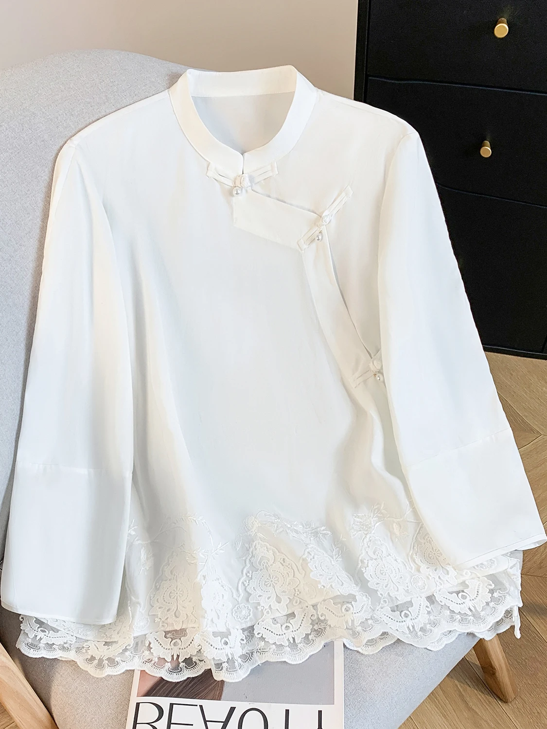 Новый китайский Sle Pure Color irt с вышивкой из кружева в стиле пэчворк Seven Sve с наклонными лацканами и воротником-стойкой, улучшенная стоимость Тан...
Новый китайский Sle Pure Color irt с вышивкой из кружева в стиле пэчворк Seven Sve с наклонными лацканами и воротником-стойкой, улучшенная стоимость Тан...