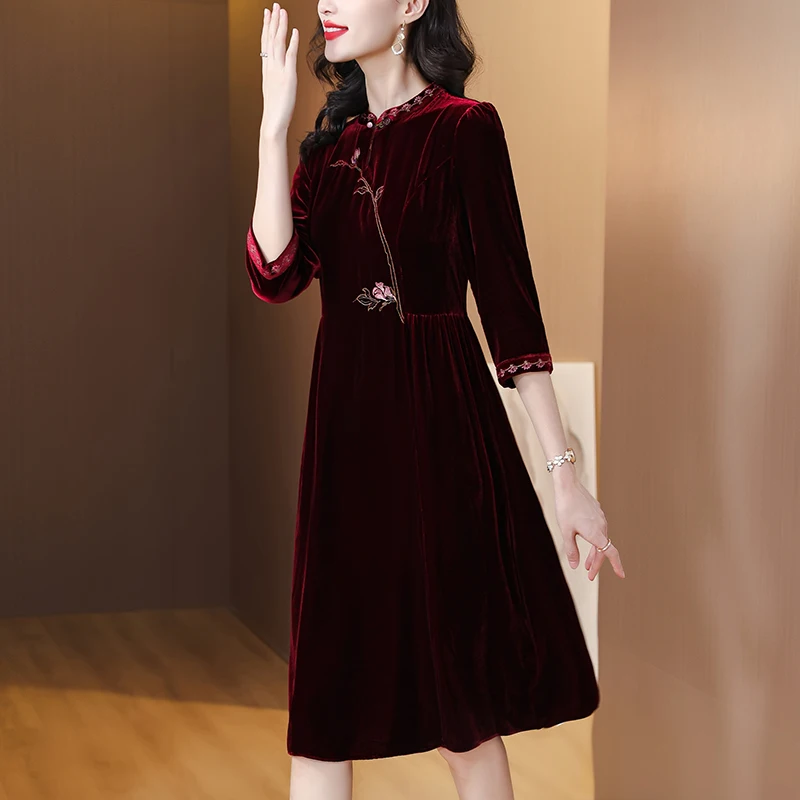Новинка 2023, бархатное женское осеннее платье Qipao, юбка до колен с вышивкой, китайские свободные облегающие платья для отпуска
Новинка 2023, бархатное женское осеннее платье Qipao, юбка до колен с вышивкой, китайские свободные облегающие платья для отпуска