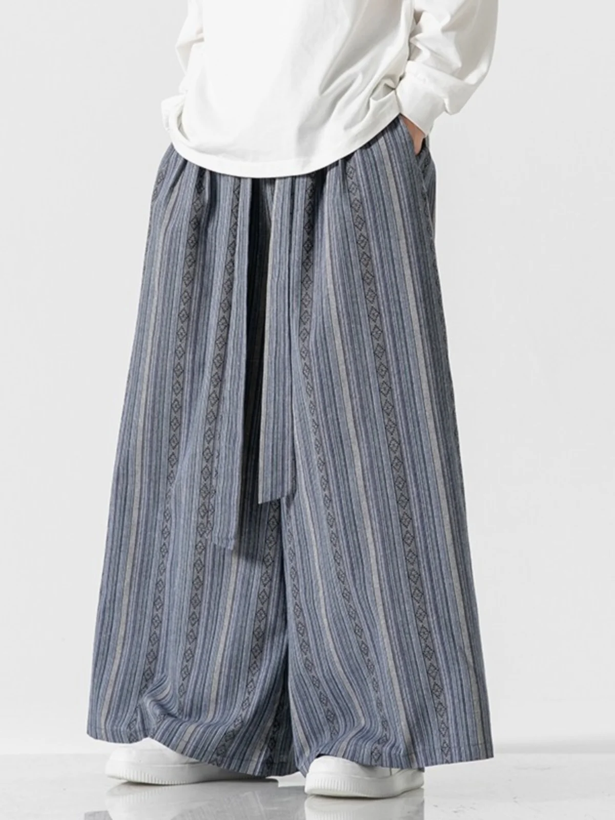 Мужские летние хлопково-льняные брюки с широкими штанинами, модные универсальные повседневные брюки в стиле Ханьфу, с низкой посадкой, длинные, для создания молодежного образа
Мужские летние хлопково-льняные брюки с широкими штанинами, модные универсальные повседневные брюки в стиле Ханьфу, с низкой посадкой, длинные, для создания молодежного образа