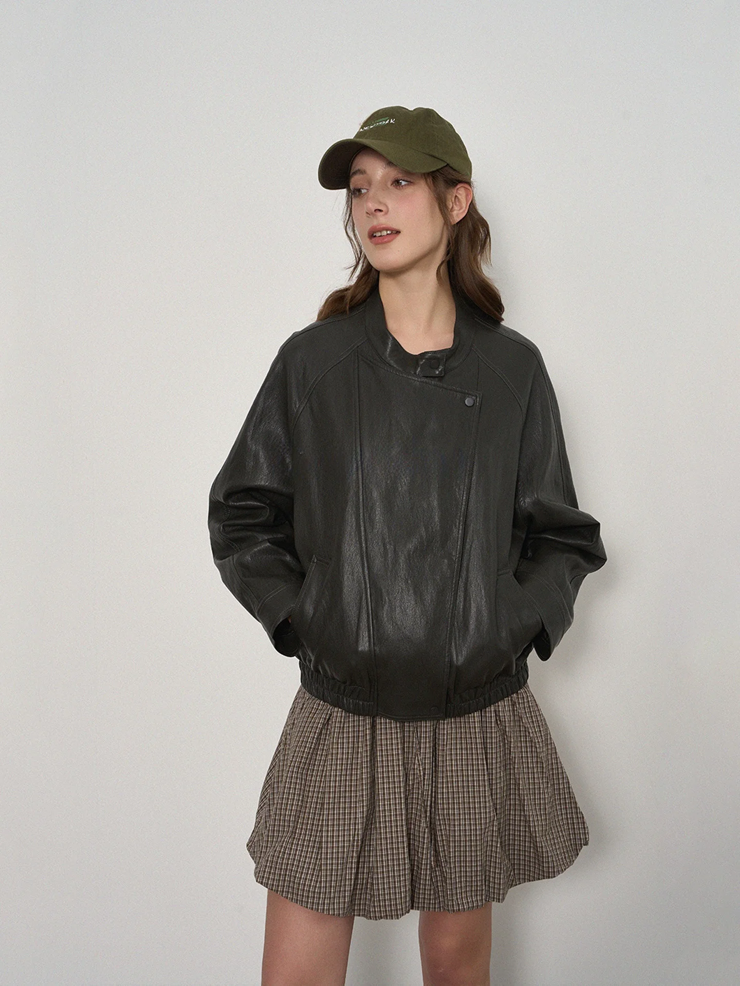 Новая женская демисезонная куртка-бомбер Eylilac с молнией, длинными рукавами, воротником-стойкой и кожаными элементами. Универсальный повседневный топ.
Новая женская демисезонная куртка-бомбер Eylilac с молнией, длинными рукавами, воротником-стойкой и кожаными элементами. Универсальный повседневный топ.