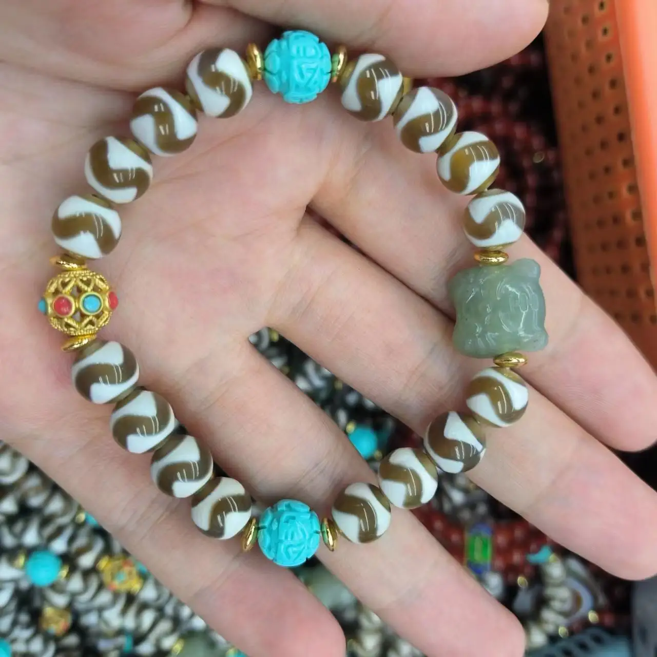 1pcs/lot Natural tiger tooth Dzi Multi-Gemstone single circle ball Bracelet hetian jade carved tiger cute ladies jewelry amulet
1pcs/lot Natural tiger tooth Dzi Multi-Gemstone single circle ball Bracelet hetian jade carved tiger cute ladies jewelry amulet