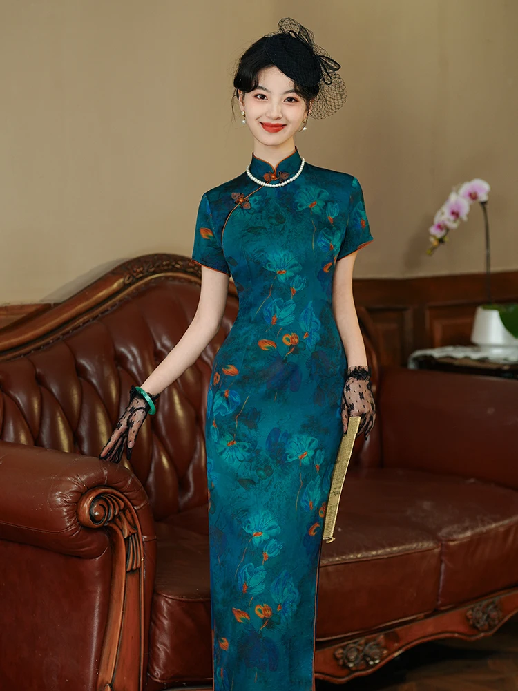Новое китайское шелковое длинное ципао в стиле ретро эпохи Китайской Республики, приталенное, для повседневной носки, с коротким рукавом.
Новое китайское шелковое длинное ципао в стиле ретро эпохи Китайской Республики, приталенное, для повседневной носки, с коротким рукавом.