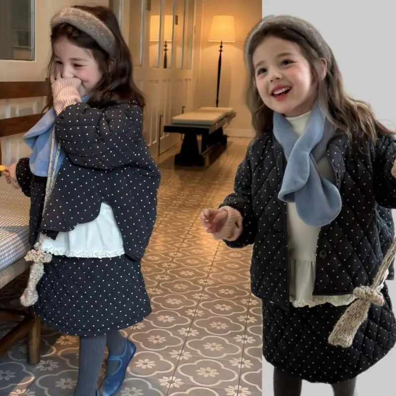 Хлопковое пальто для девочек, 2 шт., осенне-зимний новый стиль, модная короткая юбка в горошек с круглым вырезом, утолщенная универсальная куртка, хит продаж
Хлопковое пальто для девочек, 2 шт., осенне-зимний новый стиль, модная короткая юбка в горошек с круглым вырезом, утолщенная универсальная куртка, хит продаж