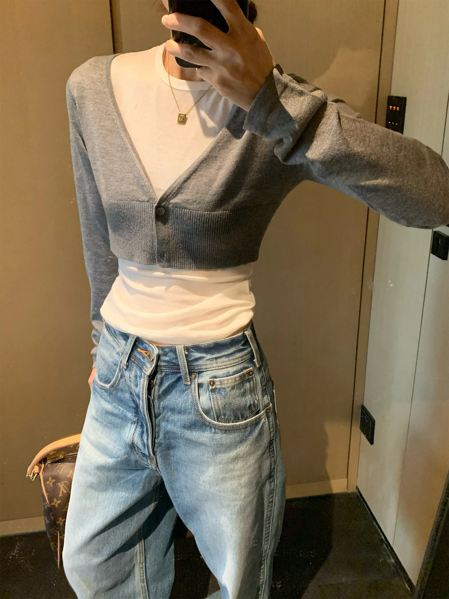 Casual Silk Woolen Knitted Short V-Neck Open Cardigan Women's Top Versatile Spring Summer Leisure Fashion Chinese Production
Casual Silk Woolen Knitted Short V-Neck Open Cardigan Women's Top Versatile Spring Summer Leisure Fashion Chinese Production