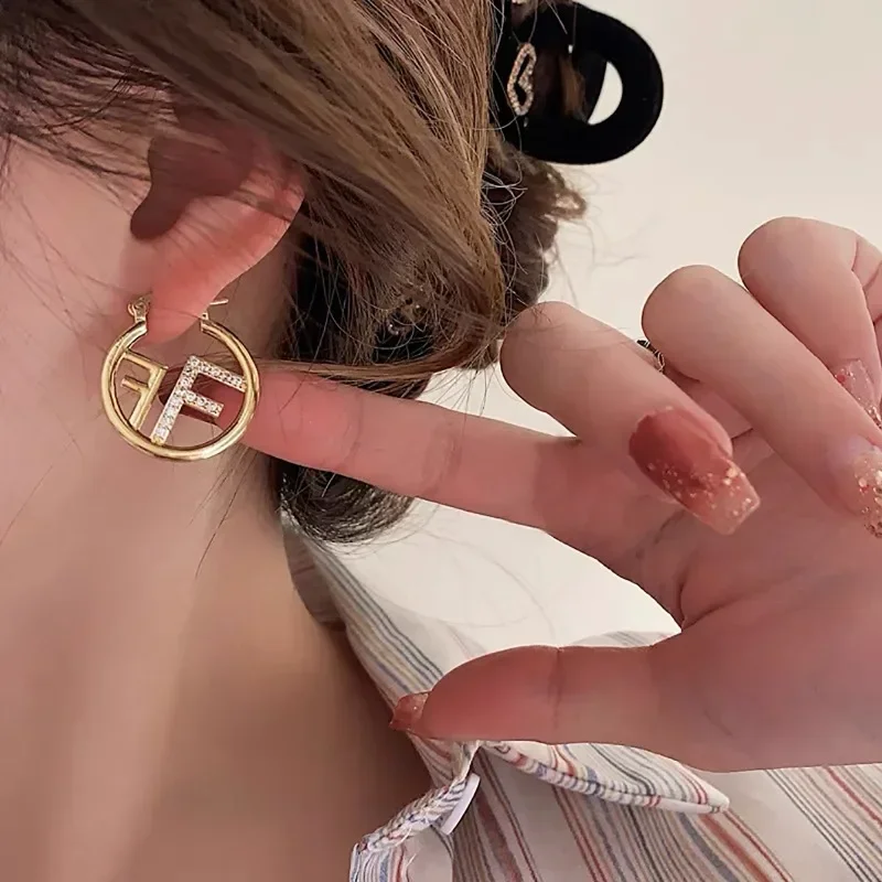 Korean Fashion Gold Color Earring Hollow Circle F Letter Hoop Earrings for Women Girl Temperament Party Jewelry Accessories
Korean Fashion Gold Color Earring Hollow Circle F Letter Hoop Earrings for Women Girl Temperament Party Jewelry Accessories