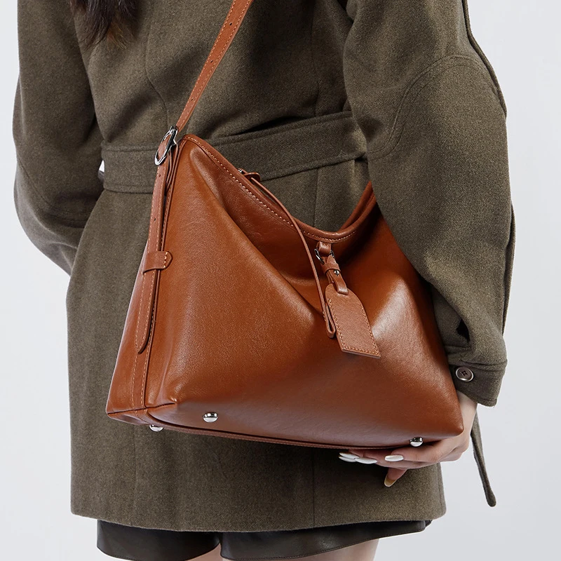 Genuine Leather Woman Shoulder Bag Soft Cowhide Casual Commuter Crossbody Bag Designer Luxury Bags with Removable Strap
Genuine Leather Woman Shoulder Bag Soft Cowhide Casual Commuter Crossbody Bag Designer Luxury Bags with Removable Strap