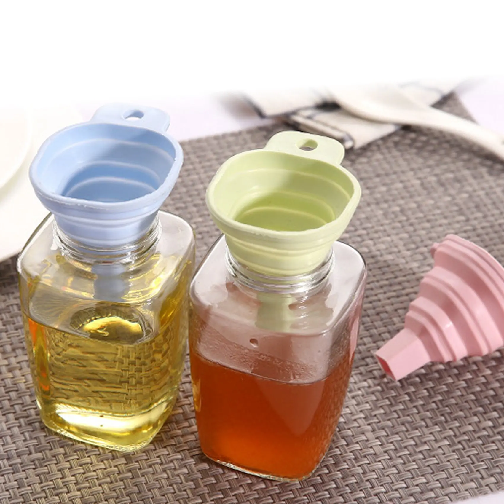 Новинка, силиконовая складная воронка, телескопическая длинная стильная воронка для бытового дозирования жидкости, кухонные гаджеты синего цвета
Новинка, силиконовая складная воронка, телескопическая длинная стильная воронка для бытового дозирования жидкости, кухонные гаджеты синего цвета