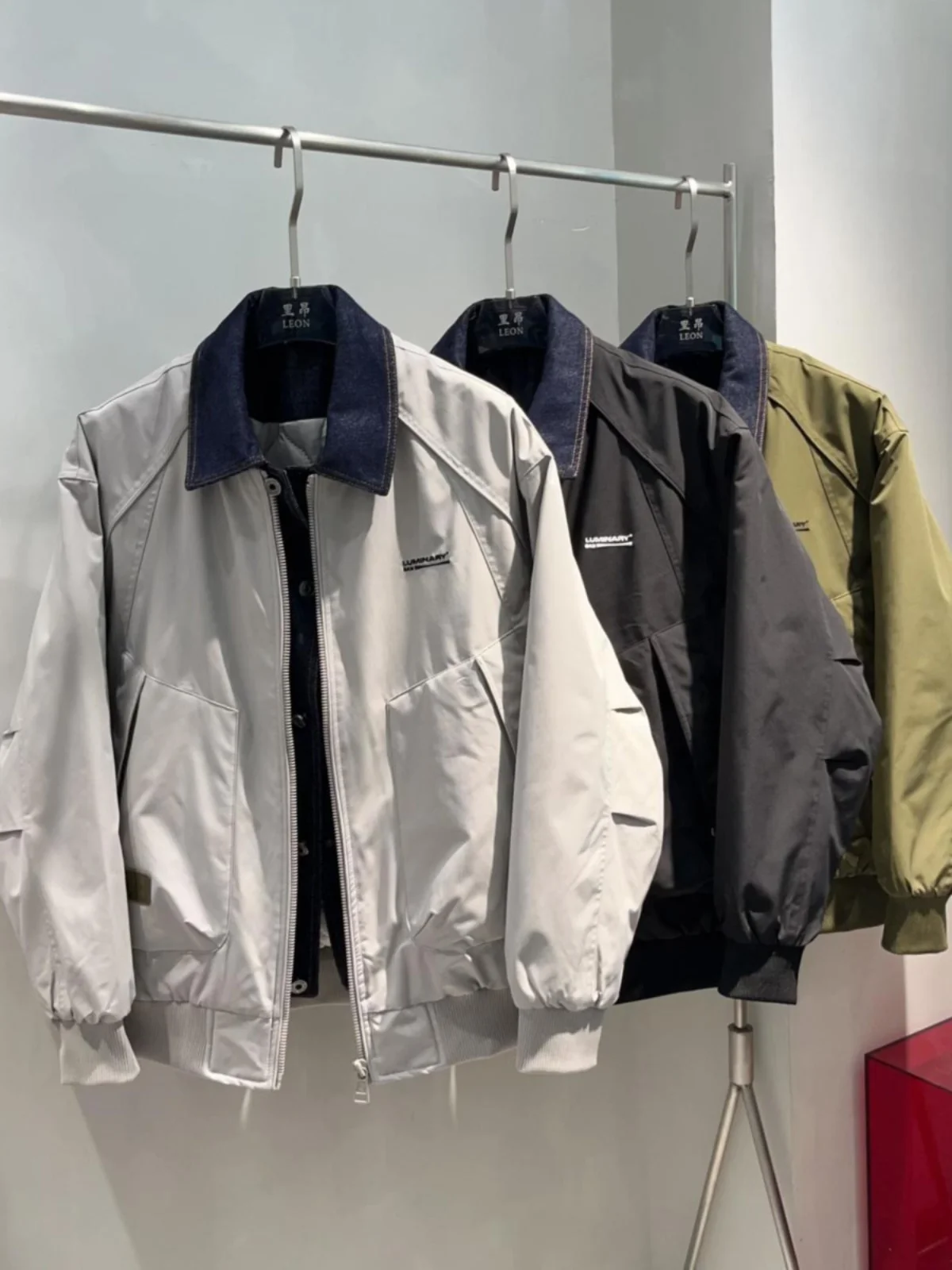 Новая мужская джинсовая куртка с вышивкой букв и воротником-стойкой, имитирующая двухслойную хлопковую жилетку, модная летняя модель для защиты от солнца.
Новая мужская джинсовая куртка с вышивкой букв и воротником-стойкой, имитирующая двухслойную хлопковую жилетку, модная летняя модель для защиты от солнца.