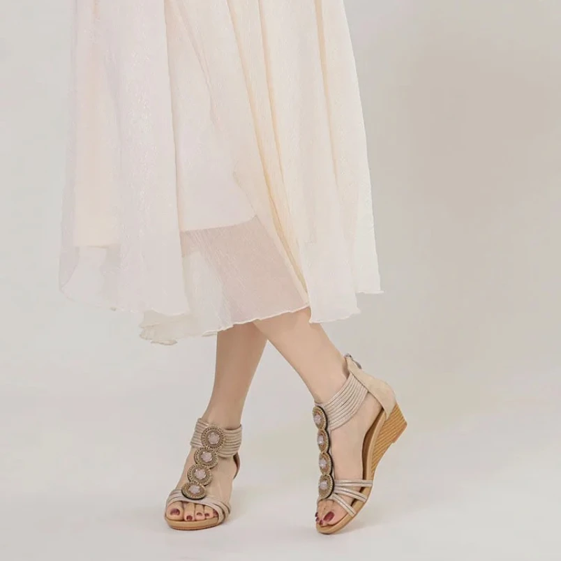 Женские летние босоножки на танкетке 2021, женские сандалии-гладиаторы больших размеров высокого качества, женская обувь на танкетке на среднем каблуке
Женские летние босоножки на танкетке 2021, женские сандалии-гладиаторы больших размеров высокого качества, женская обувь на танкетке на среднем каблуке