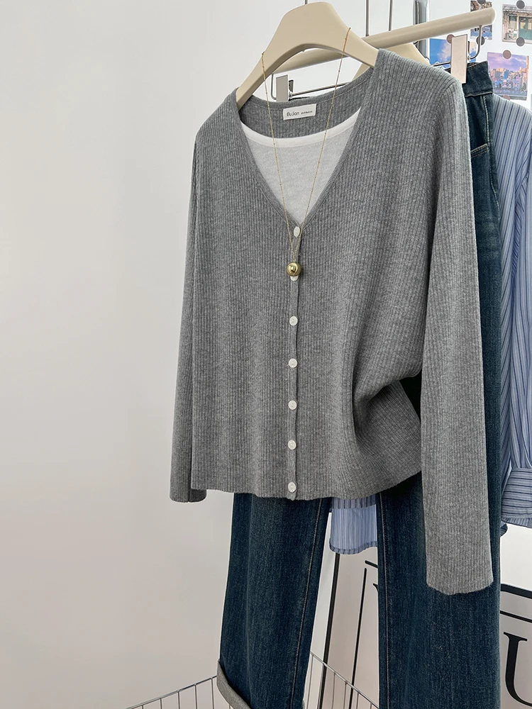 Women's Knitted Tops Splicing Design Fake Two Pieces V-Neck Sweater Autumn New Long Sleeve Sweater Versatile Tops
Women's Knitted Tops Splicing Design Fake Two Pieces V-Neck Sweater Autumn New Long Sleeve Sweater Versatile Tops
