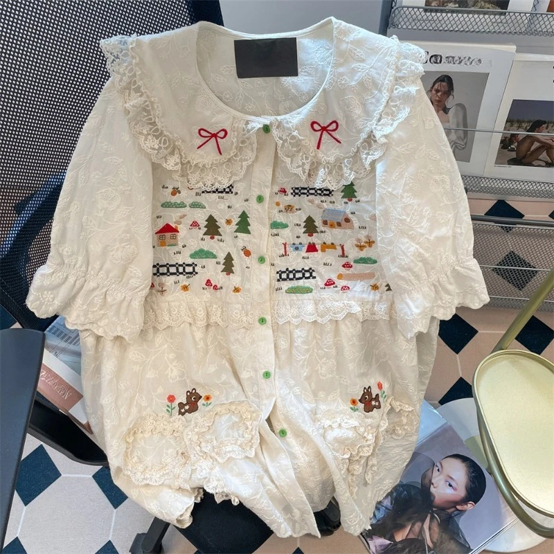 2025 Summer Blouses Lace Patchwork Embroidery Peter Pan Collar Shirts Fashion Sweet Loose All Match Design Women's Clothing Tops 
2025 Summer Blouses Lace Patchwork Embroidery Peter Pan Collar Shirts Fashion Sweet Loose All Match Design Women's Clothing Tops