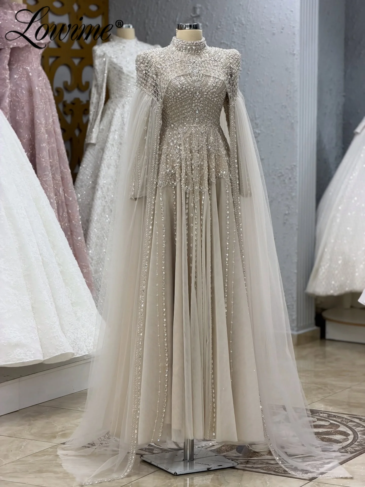 2026 Customized Muslim Formal Cape Sleeve Long Evening Dresses Dubai Arabic Wedding Party Gowns A Line Champagne Prom Dresses
2026 Customized Muslim Formal Cape Sleeve Long Evening Dresses Dubai Arabic Wedding Party Gowns A Line Champagne Prom Dresses