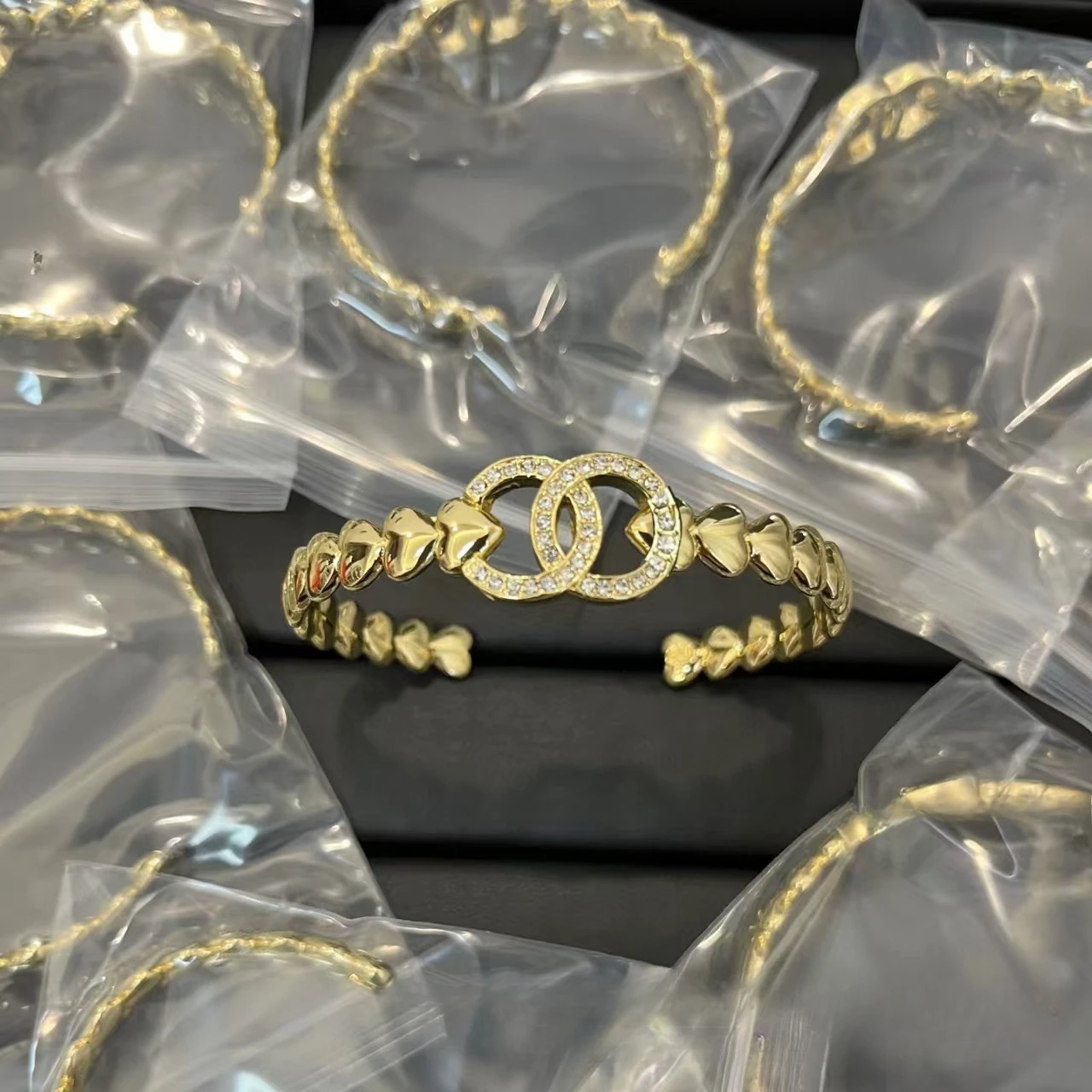 Металлический треугольный браслет — европейский и американский винтажный крутой стиль, повседневная одежда, универсальные наручные украшения для женщин
Металлический треугольный браслет — европейский и американский винтажный крутой стиль, повседневная одежда, универсальные наручные украшения для женщин