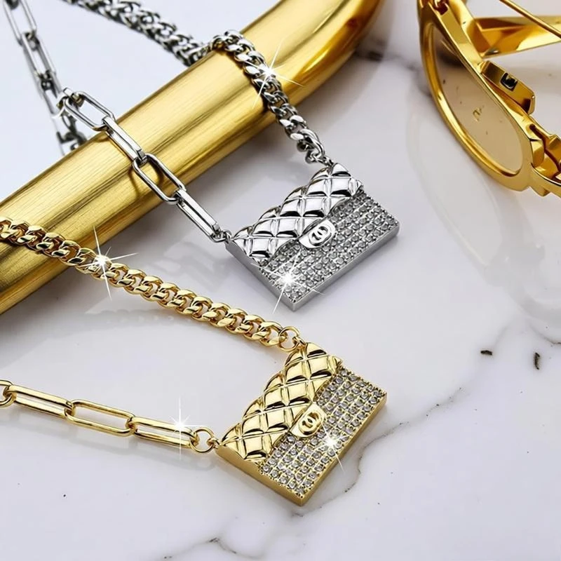 Titanium steel bag necklace, fashionable and versatile chain patchwork bag, full diamond pendant, collarbone chain accessory
Titanium steel bag necklace, fashionable and versatile chain patchwork bag, full diamond pendant, collarbone chain accessory