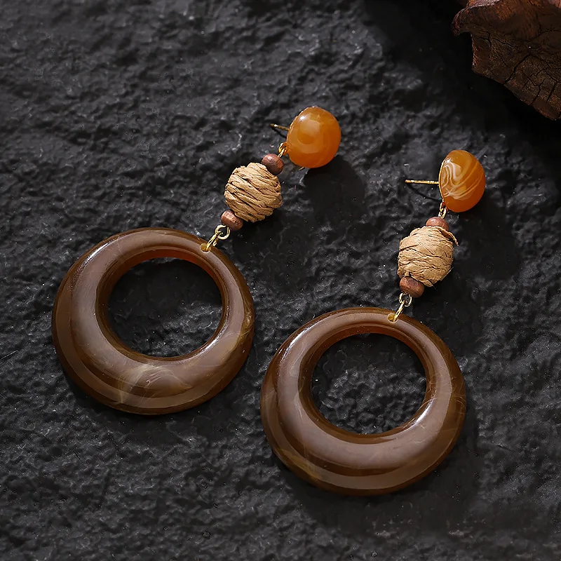 Fashion exaggerated personality Maillard style geometric large hoop resin earrings slimming fashionable earrings for big faces
Fashion exaggerated personality Maillard style geometric large hoop resin earrings slimming fashionable earrings for big faces