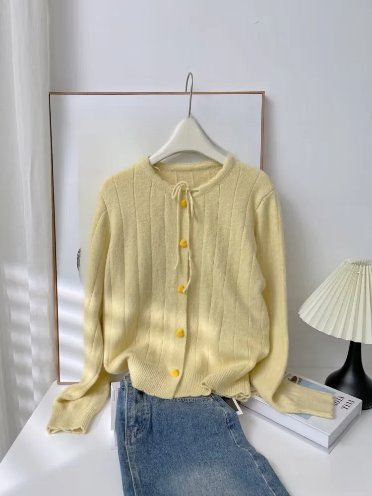 Soft Snug Knitted Sweater with Belt Fem Version Skin-friendly Chenille Early Autumn Heart Pattern Button Cardigan
Soft Snug Knitted Sweater with Belt Fem Version Skin-friendly Chenille Early Autumn Heart Pattern Button Cardigan