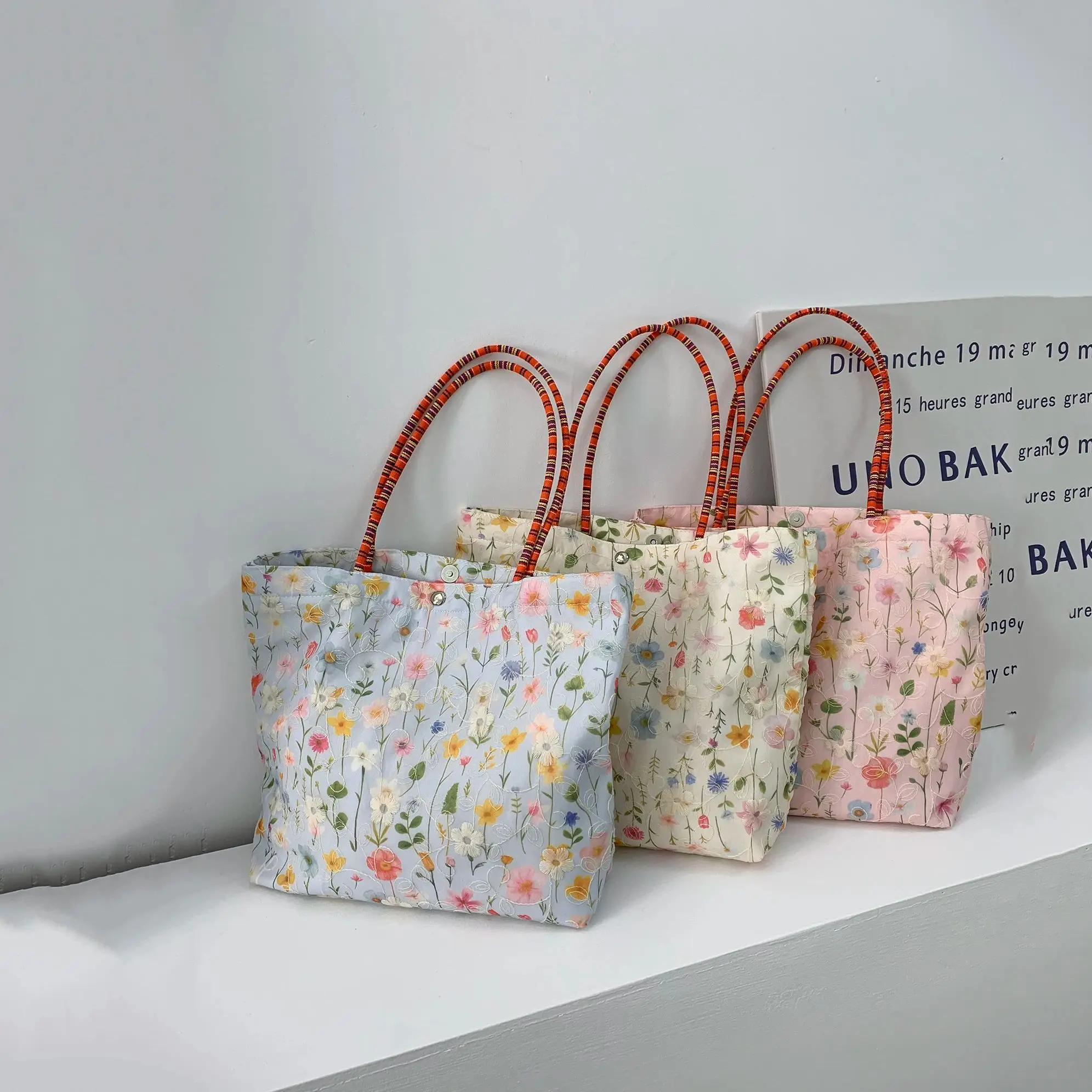 New Korean Style Floral Embroidery Fashionable Canvas Bag Versatile Commuting Women's Handbag Artistic Style Lunch Box Bag
New Korean Style Floral Embroidery Fashionable Canvas Bag Versatile Commuting Women's Handbag Artistic Style Lunch Box Bag