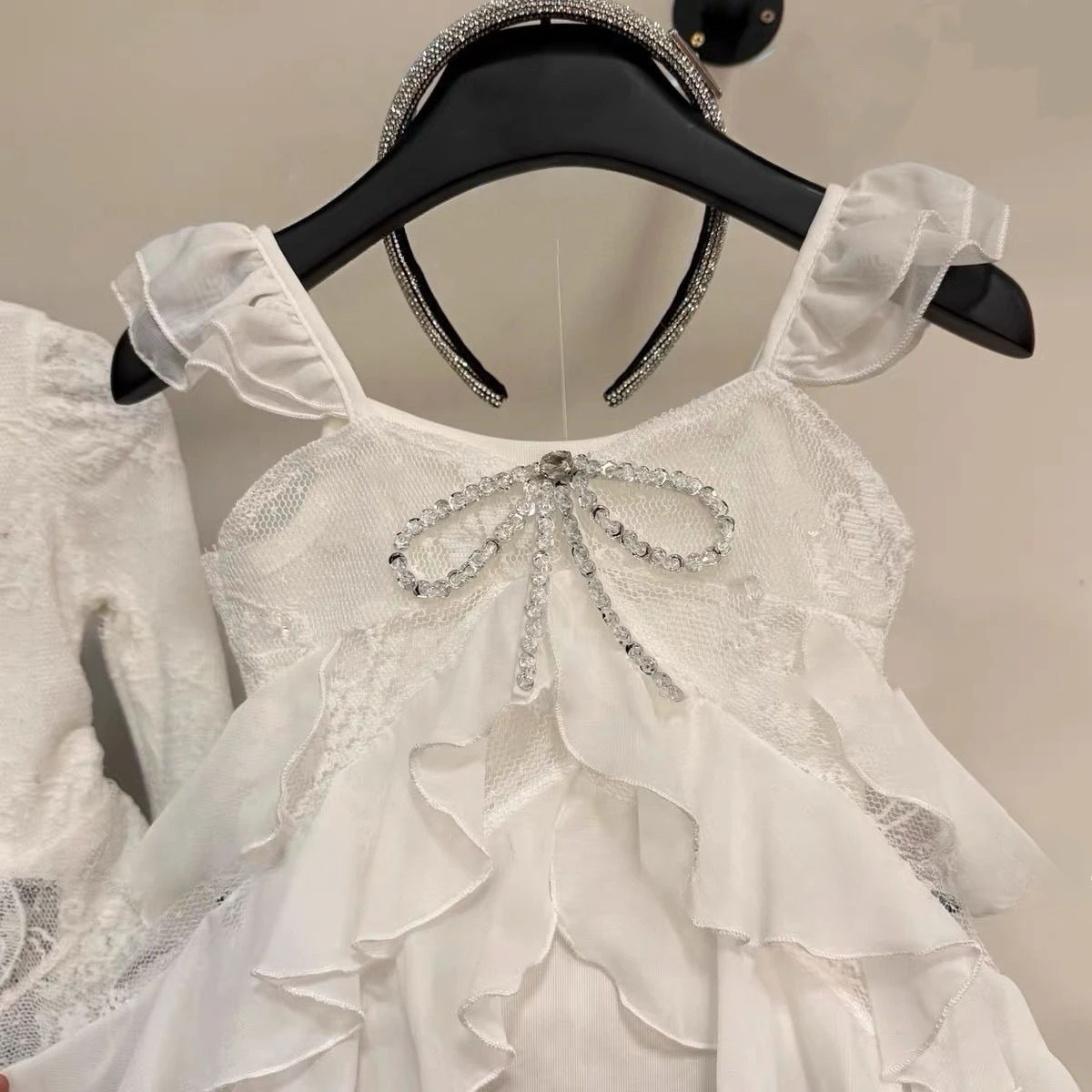Summer New Top for Girls Vacation Style Irregular Lace Flying Sleeves White Design Sense Top
Summer New Top for Girls Vacation Style Irregular Lace Flying Sleeves White Design Sense Top