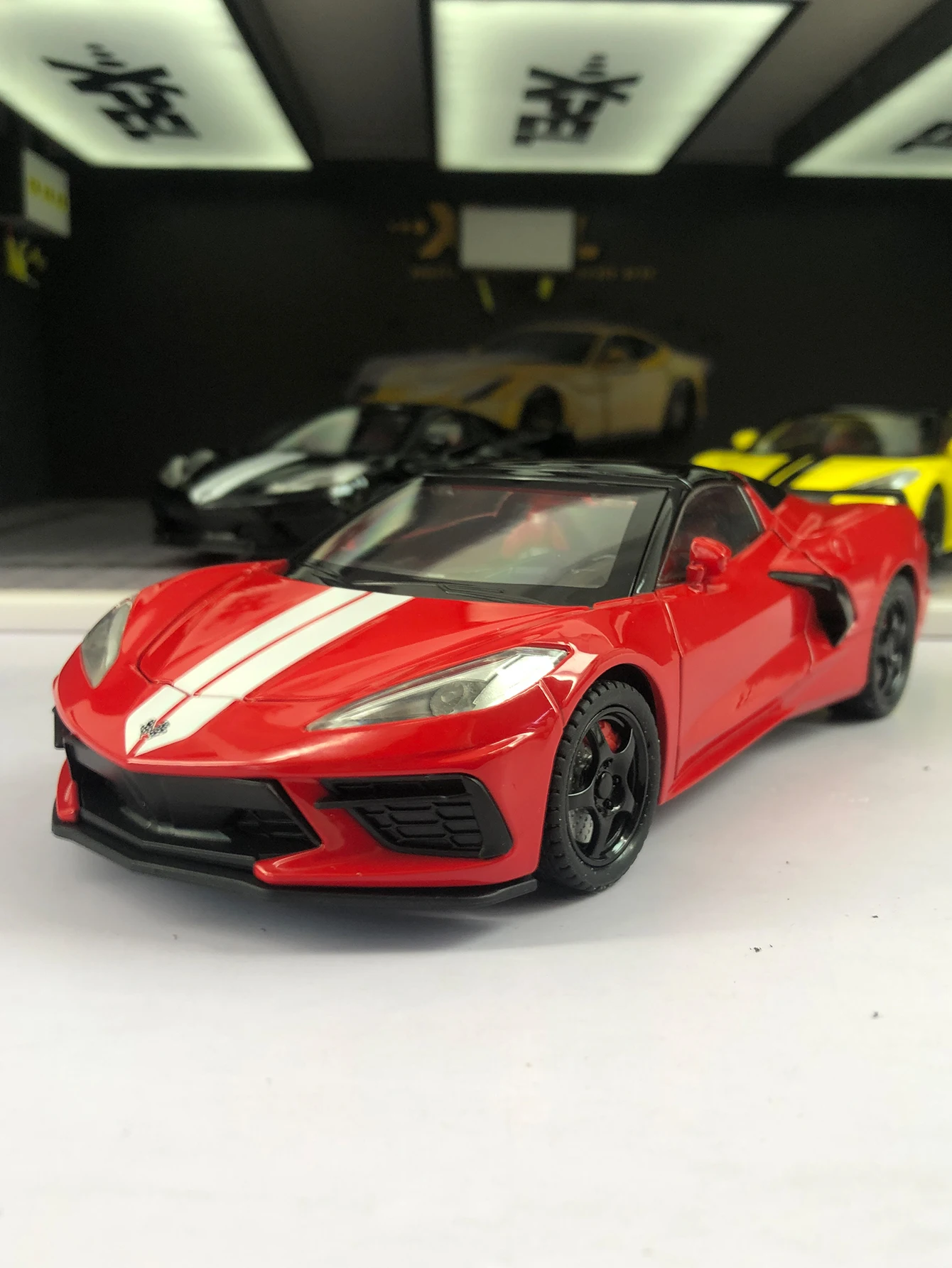 Модель спортивного автомобиля C8 из цинкового сплава, масштаб 1:24, статическая декоративная модель, металлическая коллекционная машинка в подарок.
Модель спортивного автомобиля C8 из цинкового сплава, масштаб 1:24, статическая декоративная модель, металлическая коллекционная машинка в подарок.