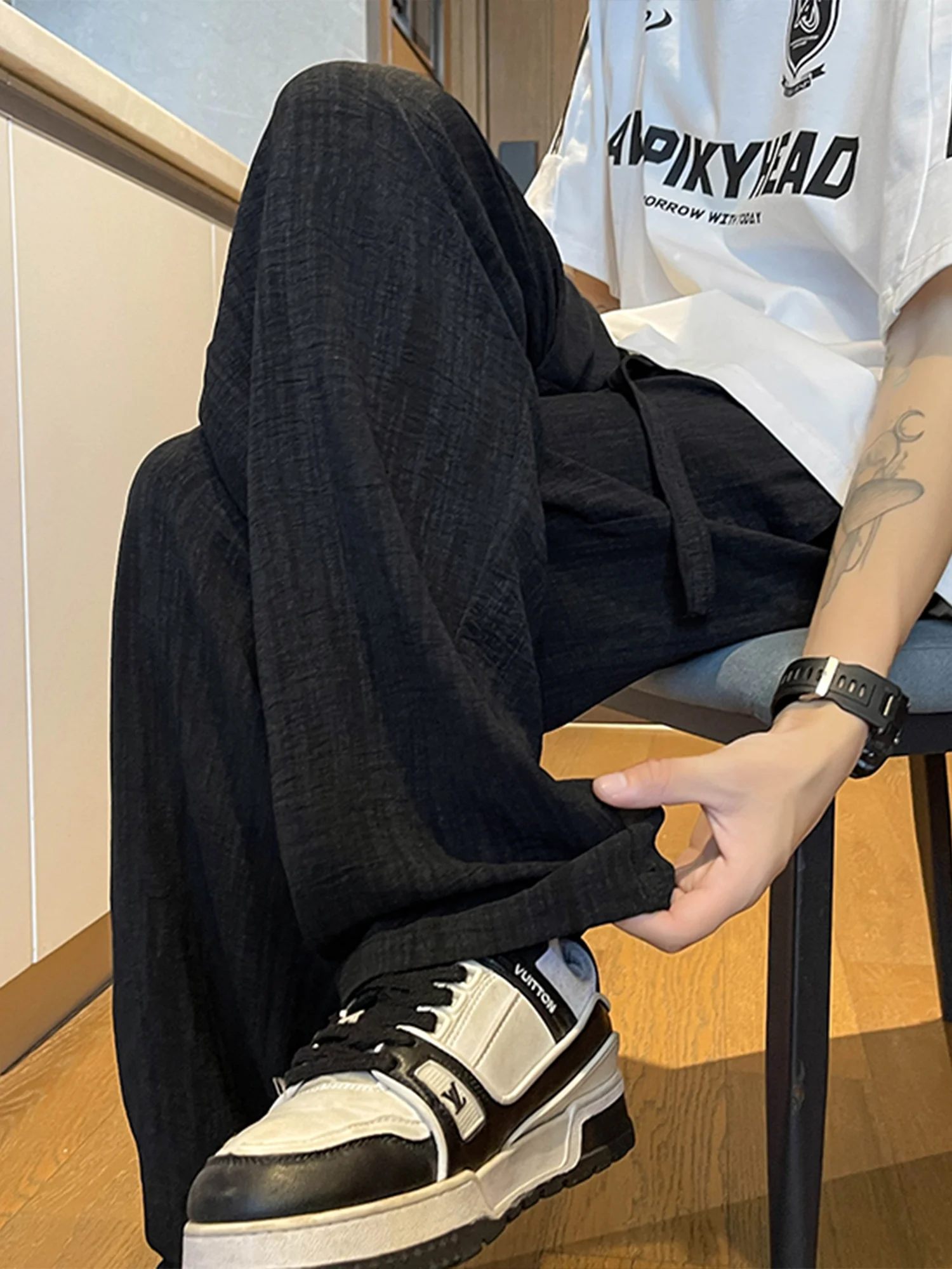 Мужские летние тонкие брюки из ледяного шелка с широкими штанинами, охлаждающие, с эффектом кондиционирования воздуха, в американском ретро-стиле, прямые, повседневные, окрашенные
Мужские летние тонкие брюки из ледяного шелка с широкими штанинами, охлаждающие, с эффектом кондиционирования воздуха, в американском ретро-стиле, прямые, повседневные, окрашенные