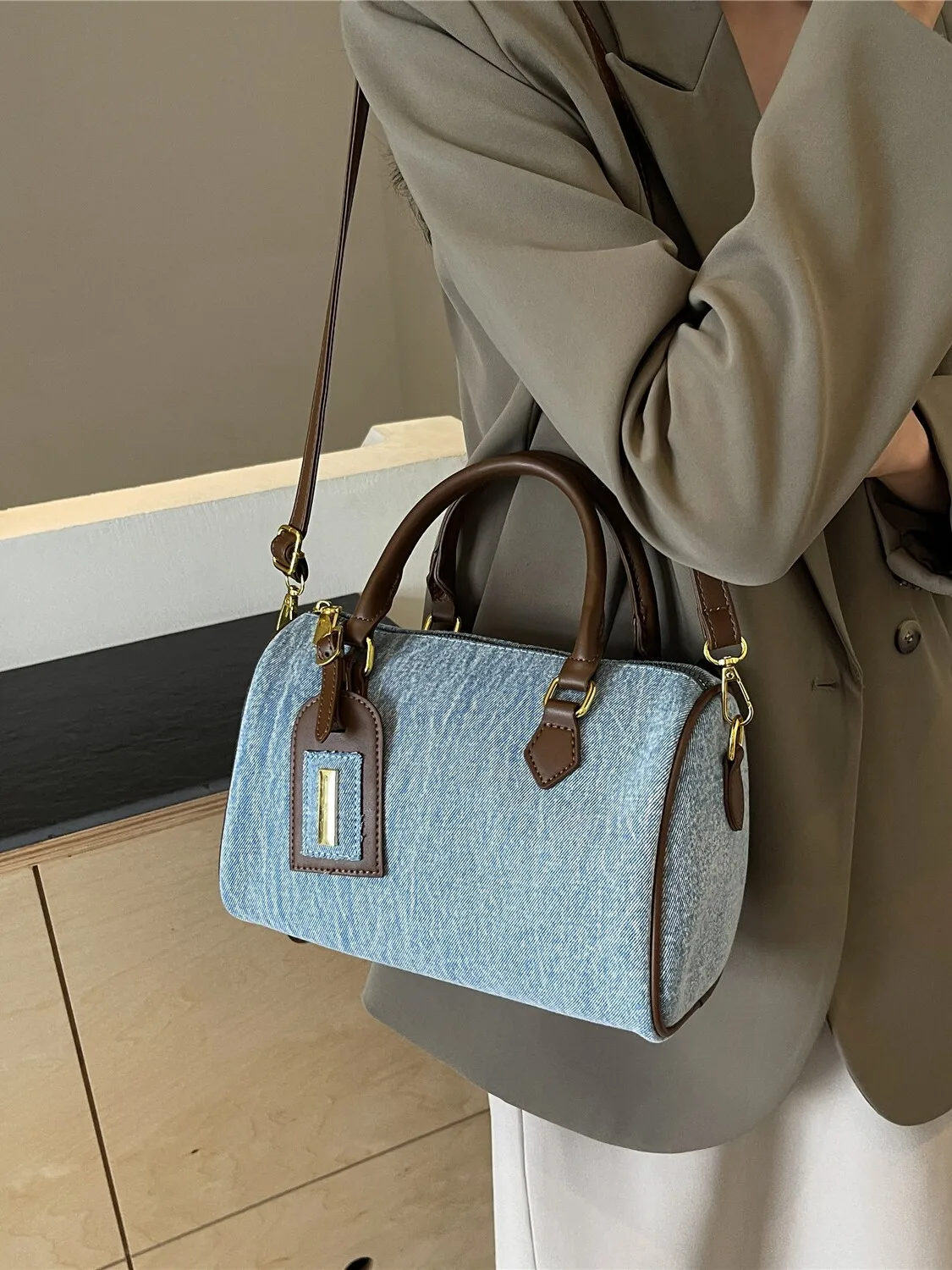 Faionable Denim Crossbody oulder Bag Women's 2024 New Sle Handbag Soft Boston Bag ape Polyester Zipper Closure
Faionable Denim Crossbody oulder Bag Women's 2024 New Sle Handbag Soft Boston Bag ape Polyester Zipper Closure