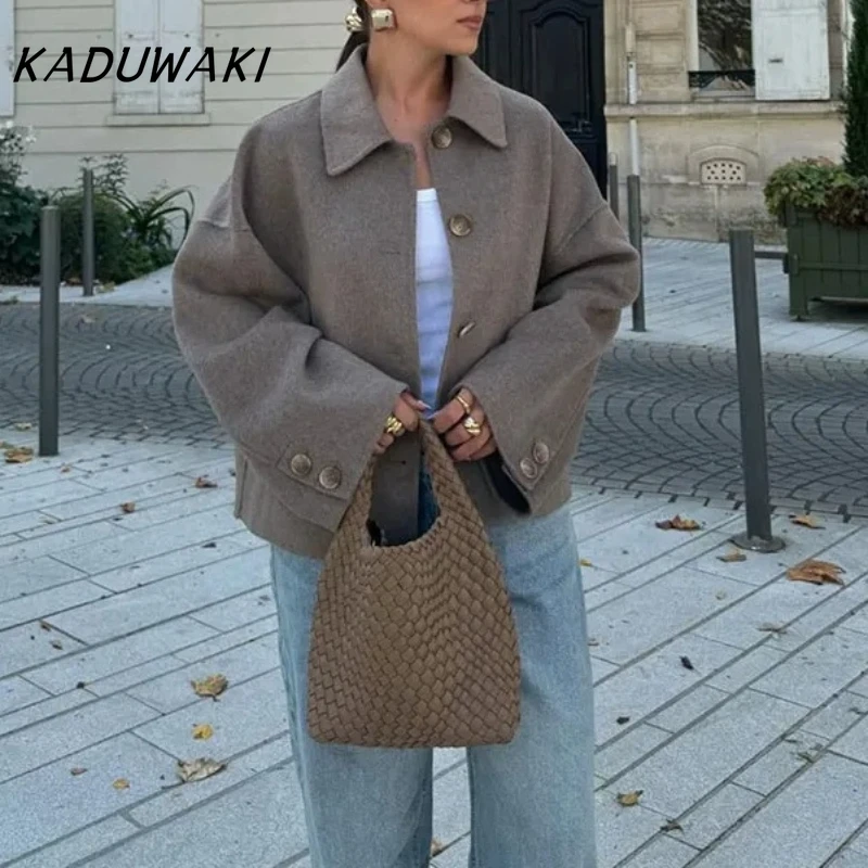 KADUWAKI Casual Retro Lapel Long-sleeved Solid Color Autumn and Winter Fashion Versatile Loose Commuter Tweed Short Jacket 방수자켓
KADUWAKI Casual Retro Lapel Long-sleeved Solid Color Autumn and Winter Fashion Versatile Loose Commuter Tweed Short Jacket 방수자켓