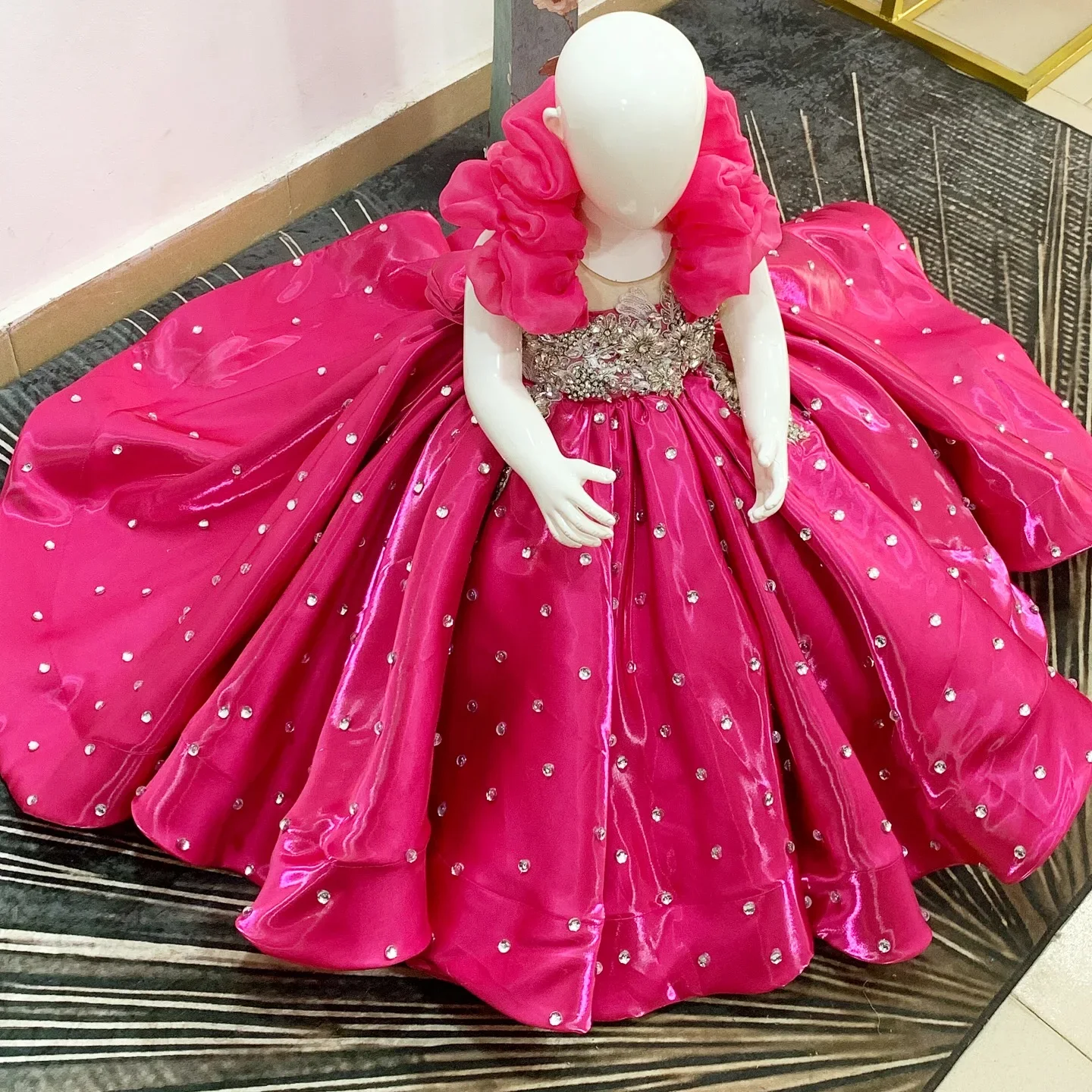 Custom Flower Girl Dress Wedding Gown Birthday Party Pageant Dress Beaded Ruffle Train Satin Ball Gown For Girls فساتين بنات
Custom Flower Girl Dress Wedding Gown Birthday Party Pageant Dress Beaded Ruffle Train Satin Ball Gown For Girls فساتين بنات