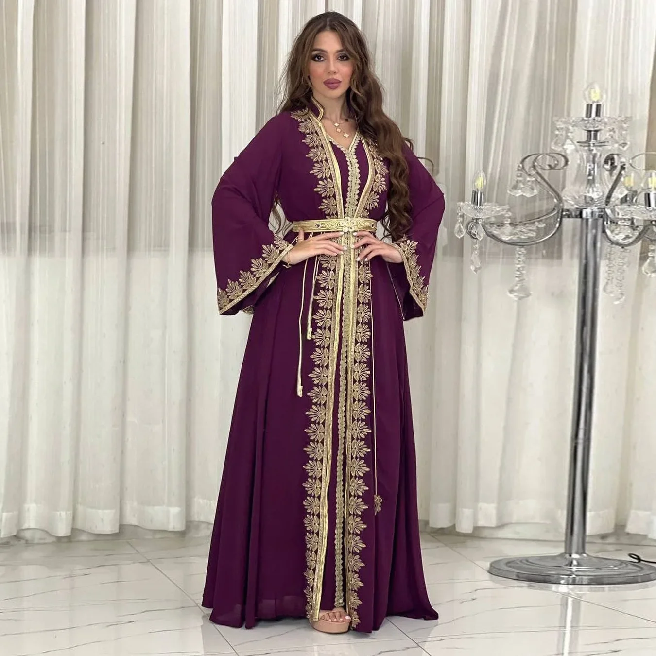 Fashionable ribbon long robes for women in the Middle East, an Arab-style two-piece set of Abaya Muslim dresses in Dubai.
Fashionable ribbon long robes for women in the Middle East, an Arab-style two-piece set of Abaya Muslim dresses in Dubai.