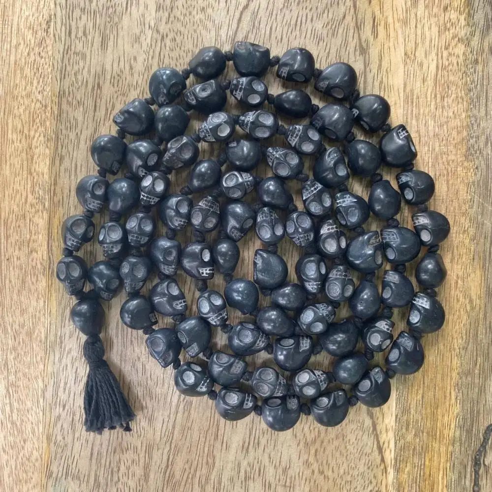 Натуральное ожерелье-мала из черного дерева с 108 бусинами в форме черепа и черным кисточком, готическое духовное украшение
Натуральное ожерелье-мала из черного дерева с 108 бусинами в форме черепа и черным кисточком, готическое духовное украшение