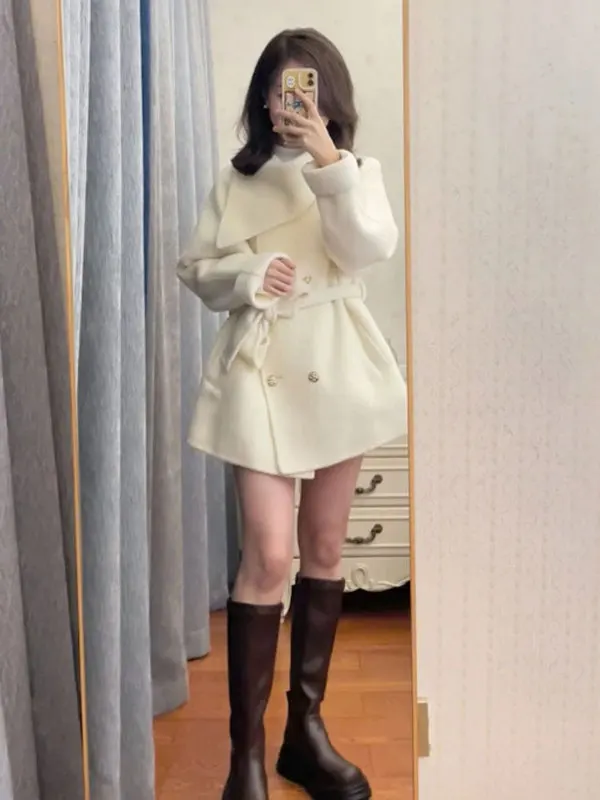 Ele Gentle Wind Woolen Coat Waist-Cinching Faionable Trendy Winter Outerwear Long Sve Double-Buttoned Pure Color
Ele Gentle Wind Woolen Coat Waist-Cinching Faionable Trendy Winter Outerwear Long Sve Double-Buttoned Pure Color