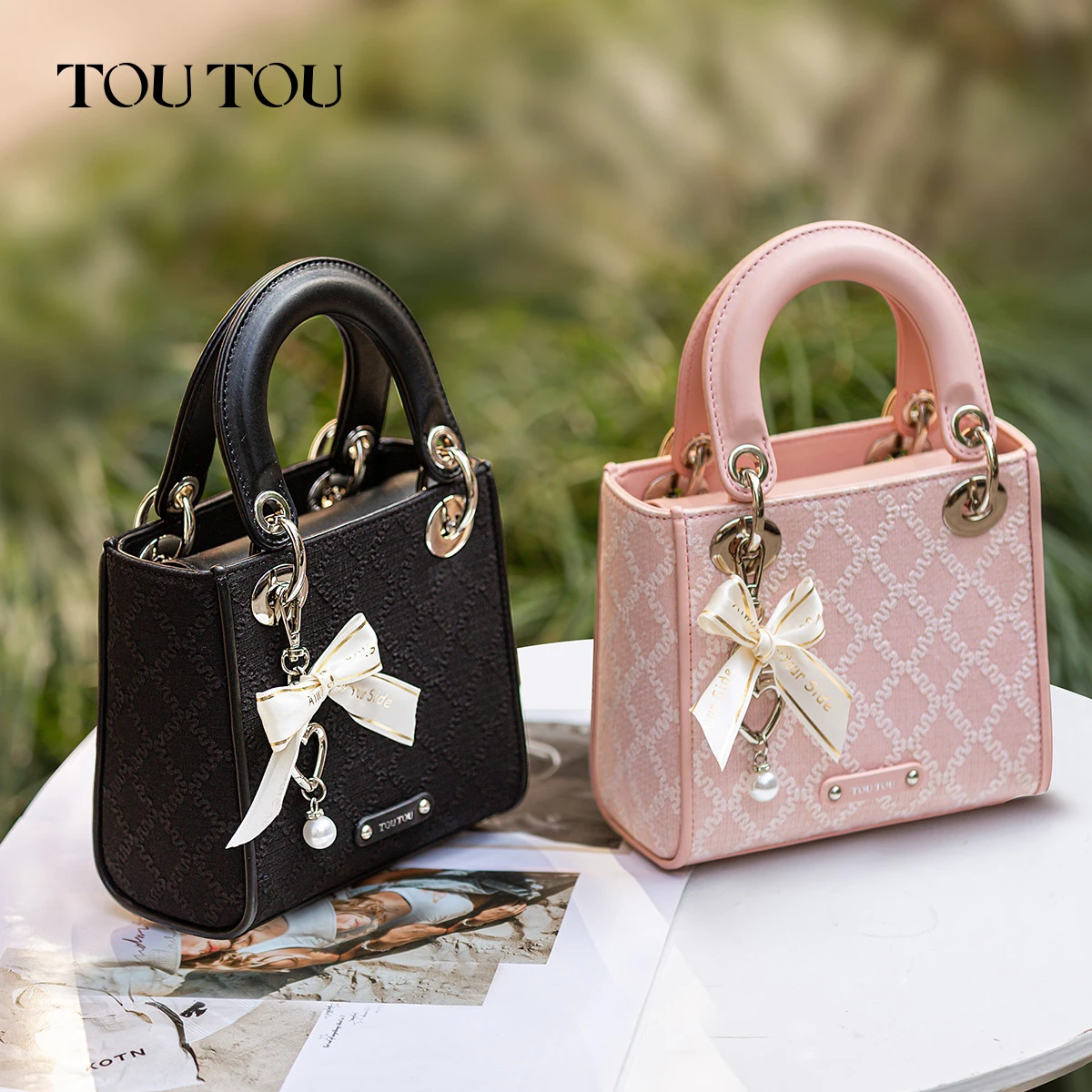 TOUTOU Solid Color Handbag for new year Gift Pearl Jacquard Bridal Wedding Bag Shoulder Original Designer Brand bags for women
TOUTOU Solid Color Handbag for new year Gift Pearl Jacquard Bridal Wedding Bag Shoulder Original Designer Brand bags for women