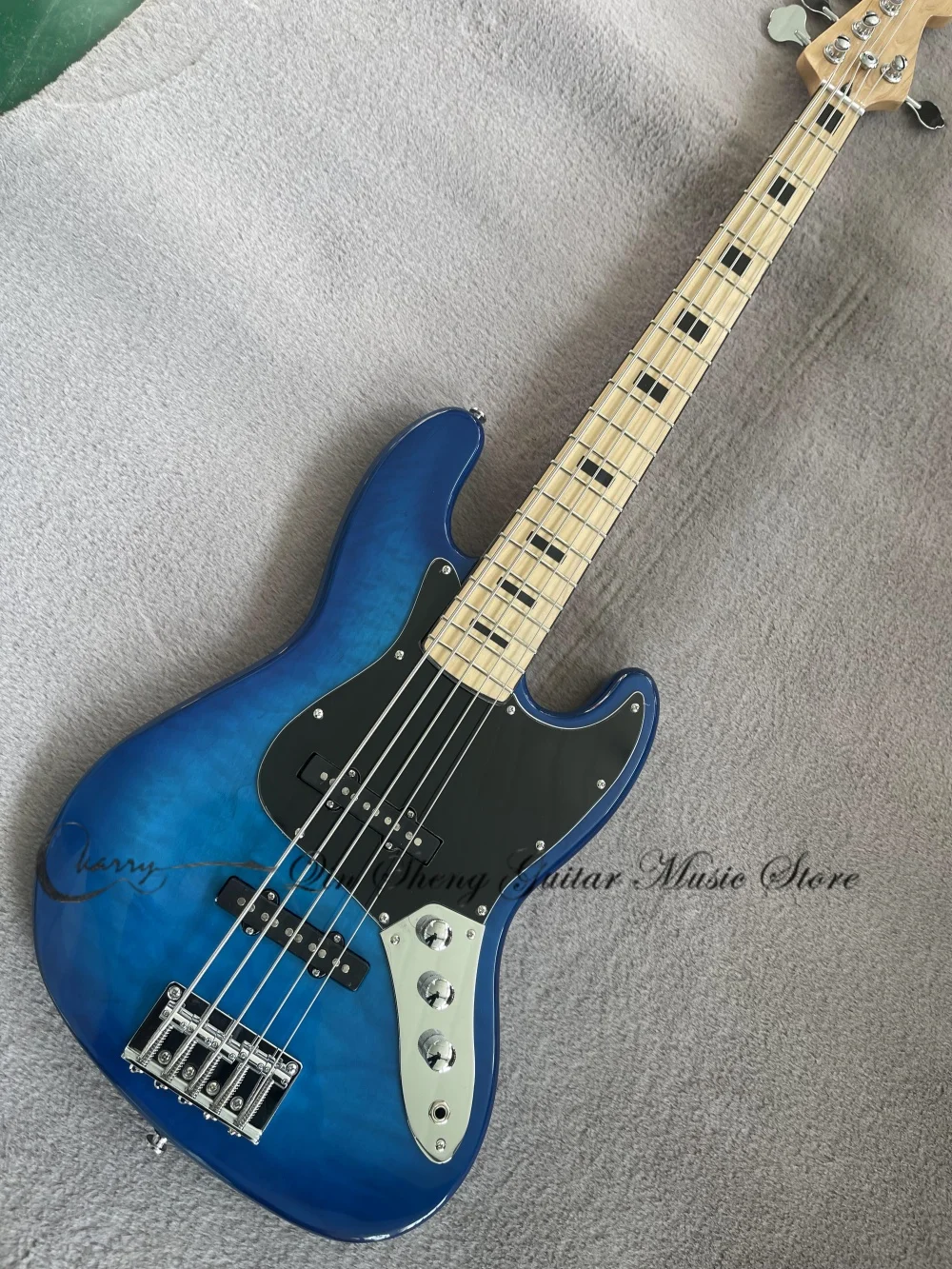 Custom 5 string blue bass, fixed bridge, ash wood body, Squilted mapletop, maple fingerboard, chrome hardware
Custom 5 string blue bass, fixed bridge, ash wood body, Squilted mapletop, maple fingerboard, chrome hardware