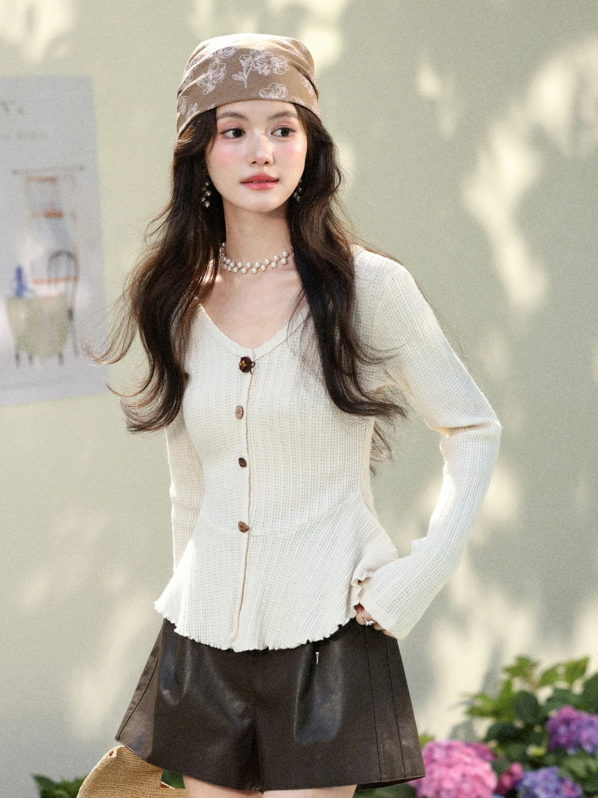 Slim Fit Long Sleeve V-Neck T-Shirt Women's Spring Fashionable Irregular Ruffle Oatmeal Color Velvet Filling Top
Slim Fit Long Sleeve V-Neck T-Shirt Women's Spring Fashionable Irregular Ruffle Oatmeal Color Velvet Filling Top