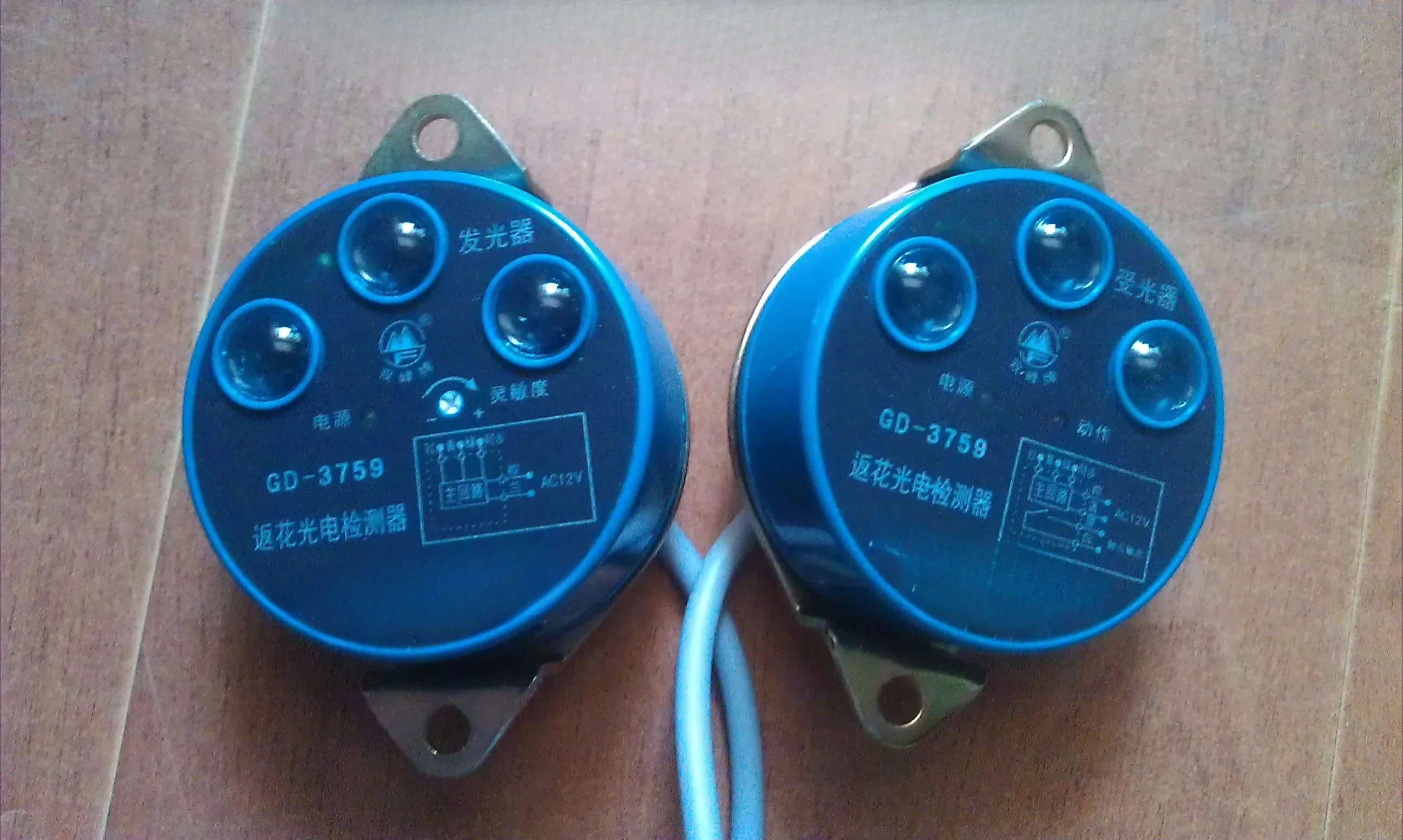 Carded cotton return flower photoelectric switch GD-3759 Double pine three-eye photoelectric sensor for textile
Carded cotton return flower photoelectric switch GD-3759 Double pine three-eye photoelectric sensor for textile