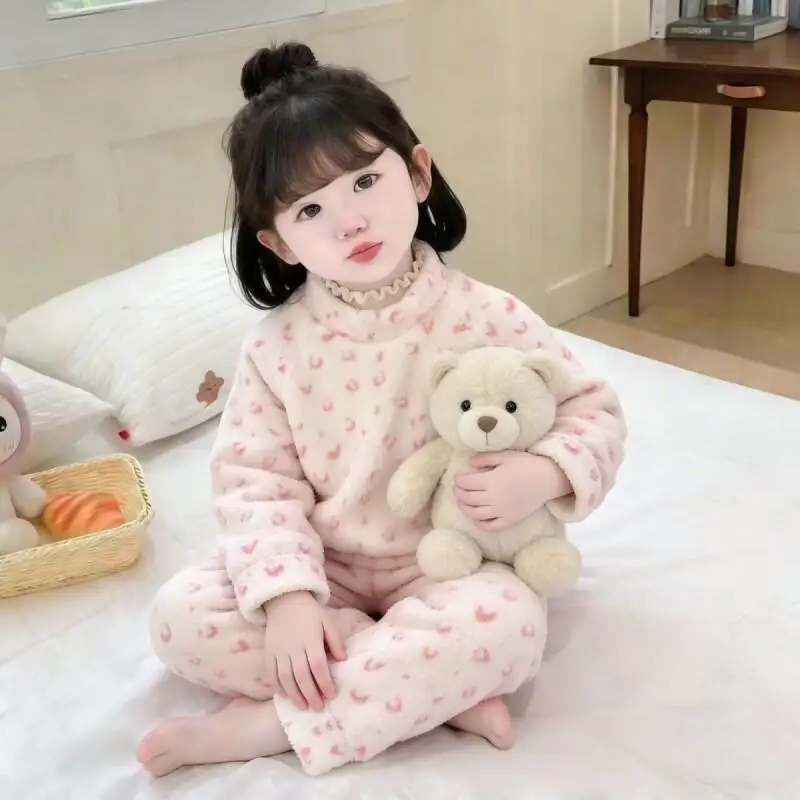 Детский пижамный комплект на флисовой подкладке, новая зимняя фланелевая одежда для сна из кораллового флиса для девочек, детская домашняя одежда для малышей, осенняя одежда для сна
Детский пижамный комплект на флисовой подкладке, новая зимняя фланелевая одежда для сна из кораллового флиса для девочек, детская домашняя одежда для малышей, осенняя одежда для сна