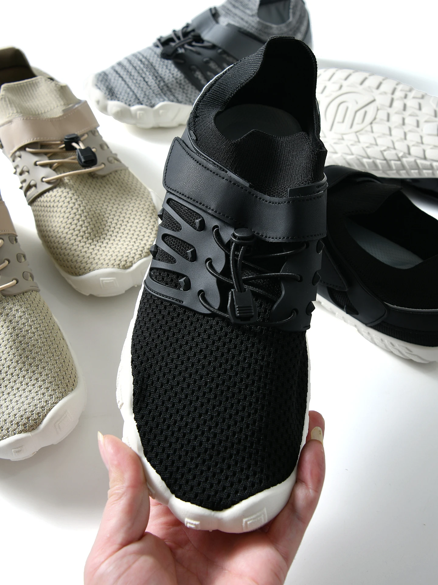 Anti-Slip Breathable Summer Casual Shoes for Cycling And Running Couples Style Low Top Fashionable Sports Sneakers
Anti-Slip Breathable Summer Casual Shoes for Cycling And Running Couples Style Low Top Fashionable Sports Sneakers