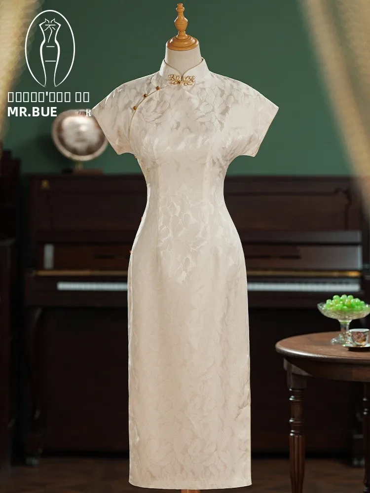 Новая длинная юбка из белого шелка для повседневной носки, в китайском стиле, для свадебной церемонии и торжественных мероприятий.
Новая длинная юбка из белого шелка для повседневной носки, в китайском стиле, для свадебной церемонии и торжественных мероприятий.