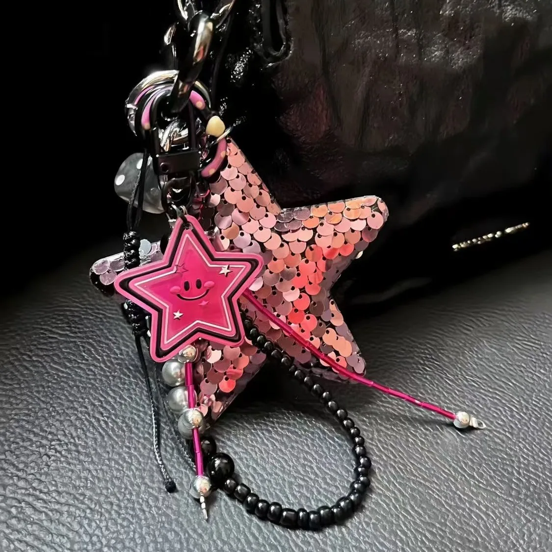 New Original Design Black Pink Sequins Stars Flash Eye-catching Niche Sweet Bitter Ghost Horse Girl Bag Keychain Pendant Female
New Original Design Black Pink Sequins Stars Flash Eye-catching Niche Sweet Bitter Ghost Horse Girl Bag Keychain Pendant Female