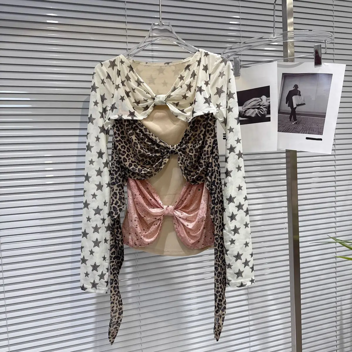 the same 2025 autumn new Spice Girl design sense leopard print star color matching bow bottoming shirt T-shirt
the same 2025 autumn new Spice Girl design sense leopard print star color matching bow bottoming shirt T-shirt