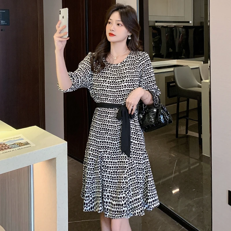 2025 New Floral Chiffon Midi Dress Summer High-end Retro Printed O-neck Loose A-line Mid-length Casual Dresses Women Clothing
2025 New Floral Chiffon Midi Dress Summer High-end Retro Printed O-neck Loose A-line Mid-length Casual Dresses Women Clothing